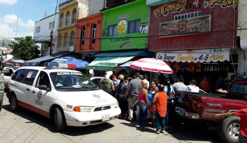 Ultimado a balazos en una dulcería frente al mercado de Apatzingán