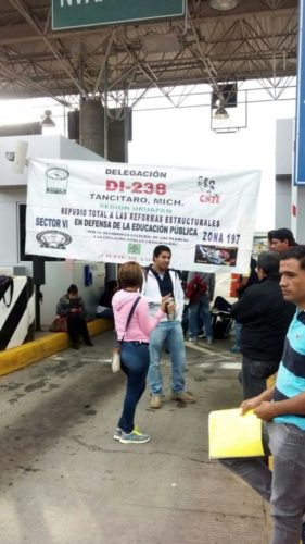 Profesores de la CNTE toman casetas de peaje en Michoacán