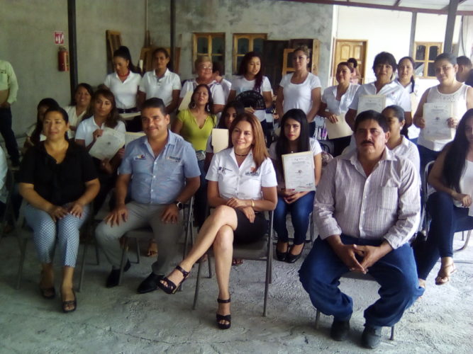 Entrega Noé Zamora reconocimientos a egresados de cursos del Icatmi, en Parácuaro