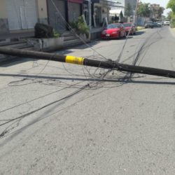 Derriba trailer postes de Telmex y CFE