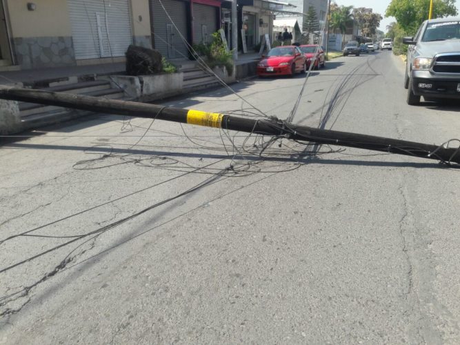 Derriba trailer postes de Telmex y CFE