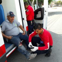 Motociclista choca contra auto estacionado al esquivar otro automotor