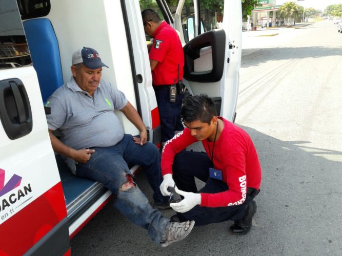 Motociclista choca contra auto estacionado al esquivar otro automotor