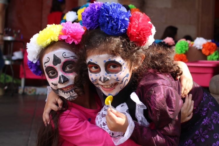 Familias enteras celebran el Día de Muertos