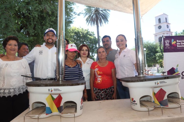 Entrega Sedesoh cien estufas ecológicas de Casa Bienestar en Tuzantla