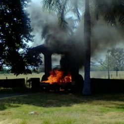 Se incendia camioneta en acceso a Rancho Geleana