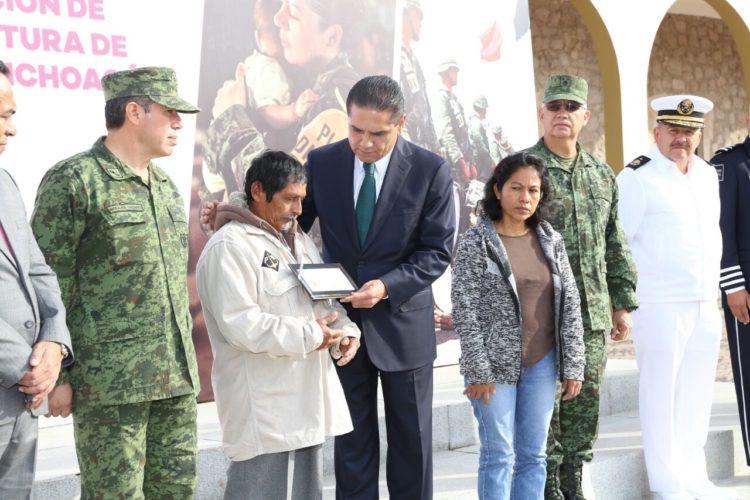 Entrega Silvano Aureoles recursos económicos a deudos del personal militar fallecido