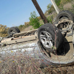 Mujer vuelca en su vehículo