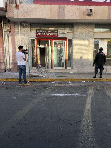 Desprenden y roban cajero de Banorte-Apatzingán