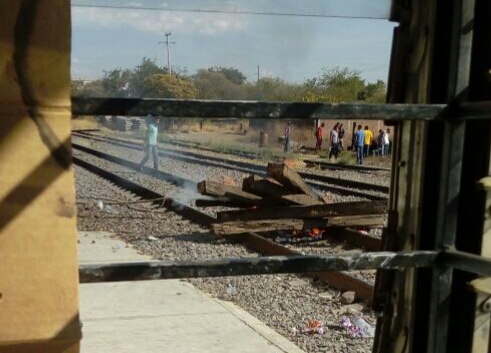 Maestros queman durmientes en vía del tren en Nueva Italia