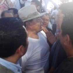 Enfrentamiento entre maestros y perredistas en mitin de García Conejo