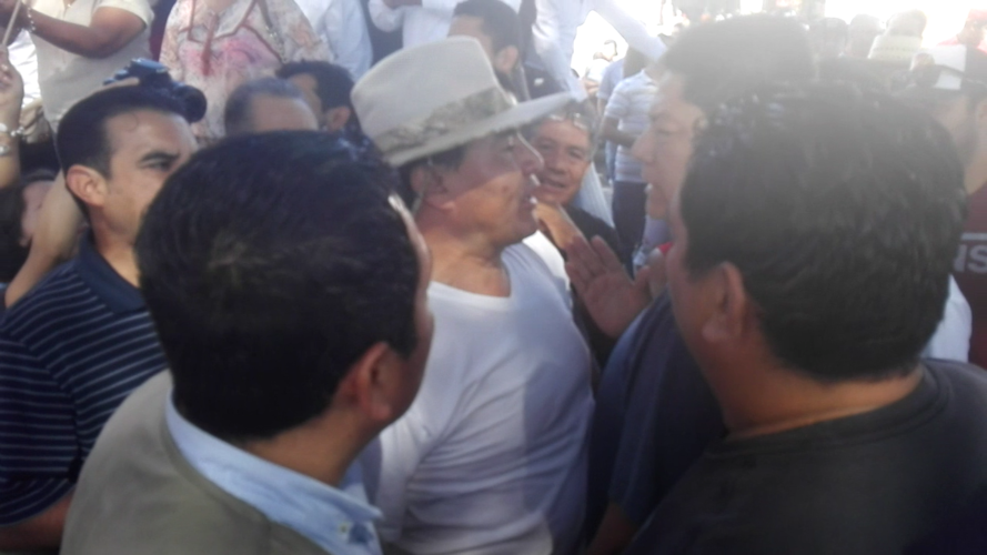 Enfrentamiento entre maestros y perredistas en mitin de García Conejo