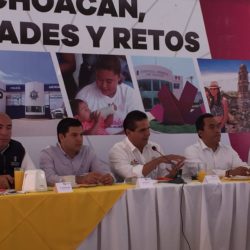 Se escuchan detonaciones mientras Secretario de Seguridad rinde informe en Apatzingán