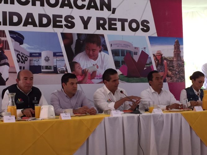 Se escuchan detonaciones mientras Secretario de Seguridad rinde informe en Apatzingán