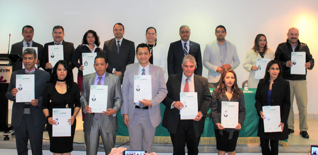 Entrega Univim títulos y cédulas profesionales a 13 egresados de licenciatura y maestría