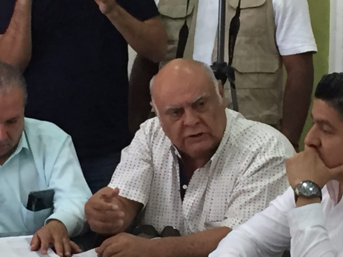 Protesta regidor por robo de una cruz; le recuerdan cuando deforestó parotas el panteón