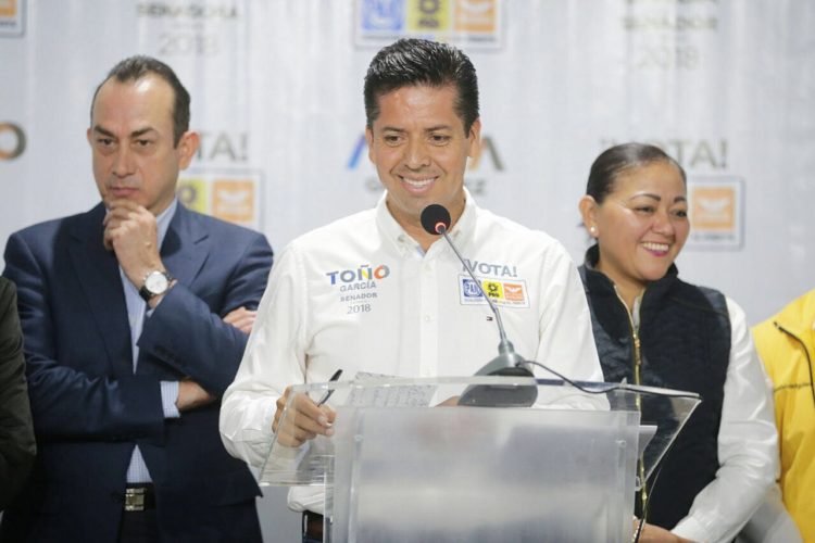Presenta Toño García a su equipo de campaña