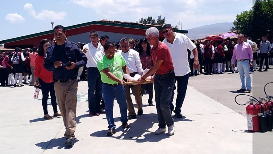 Capacitan a estudiantes y personal del CECyTEM en materia de protección civil