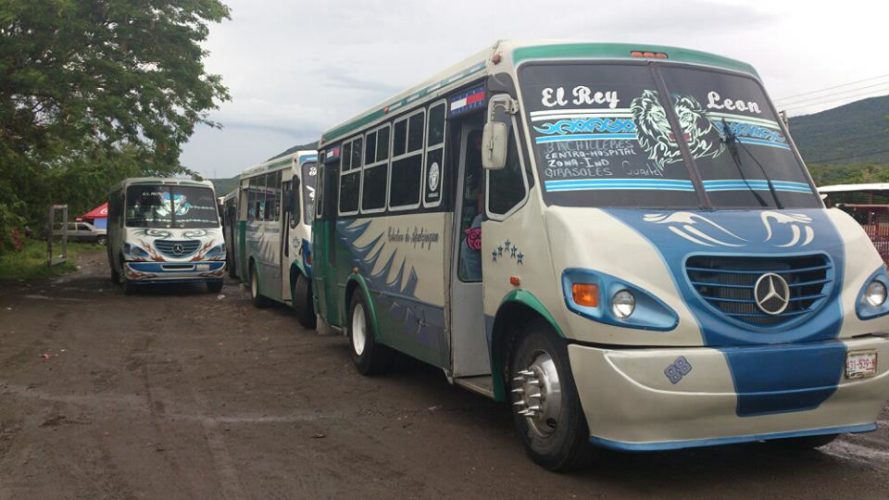Por "duelo", microbuseros arriegan vida propia y la de transeúntes, en Apatzingán