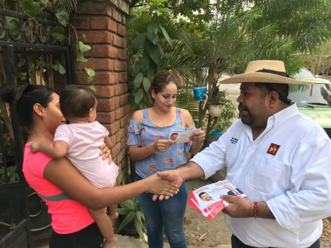 Paco Huacus se reúne con pobladores de Huizontla y Hihuitlán, abandonados por gobernantes y políticos
