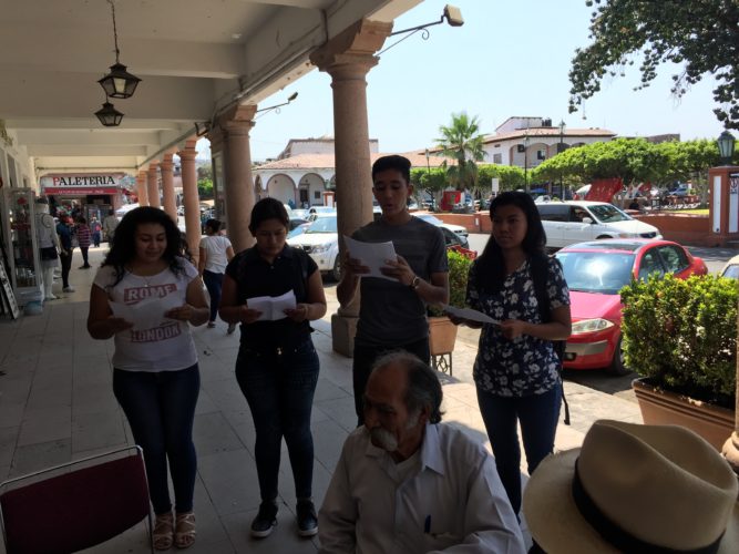 Difunden jóvenes vates, poesía en Apatzingán