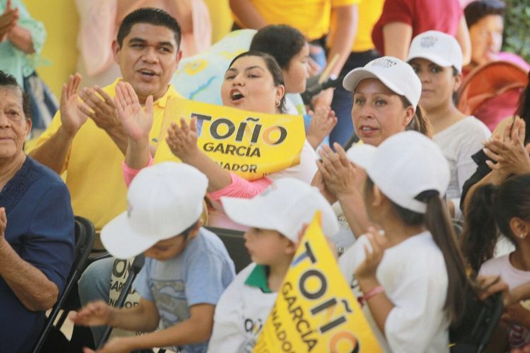 Compromete Toño García apoyo a jefas de familia