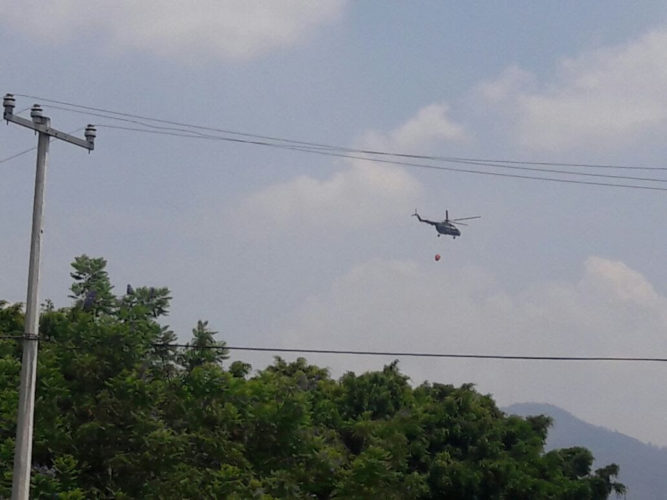 Refuerza equipo aéreo atencion de incendios en Michoacán