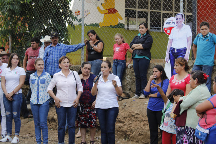 Lupita Hernández Arias se reúne con agrupaciones de taxistas