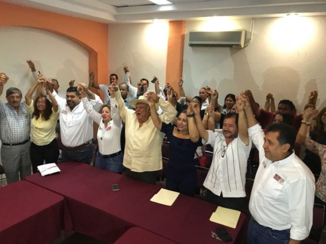 Se suman regidores del PAN y PRD a José Luis Cruz Lucatero