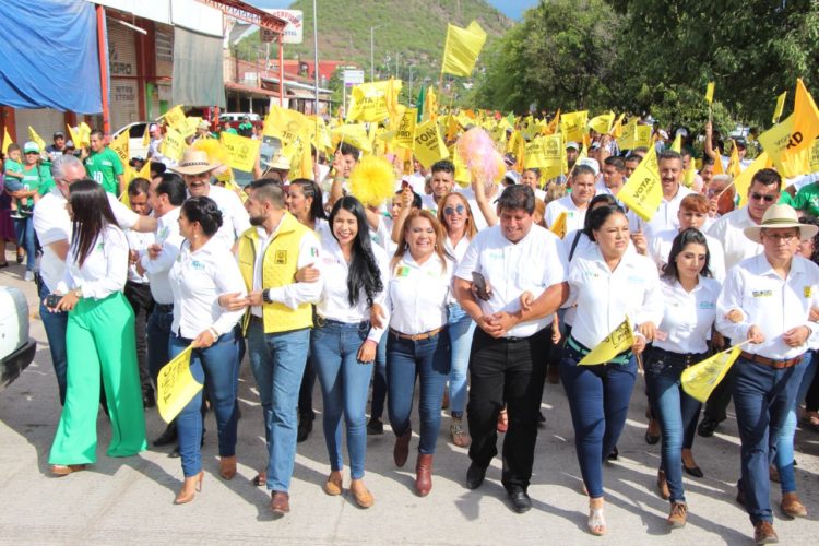 Abarrota plaza de Antúnez Aurea en cierre de campaña