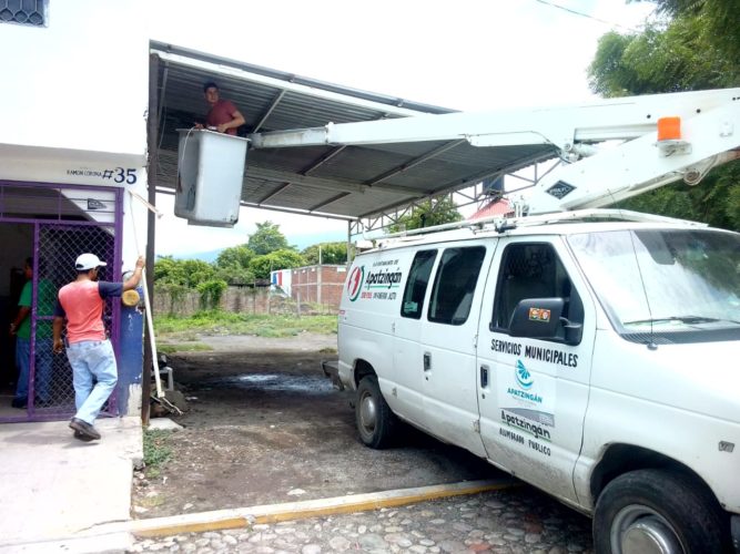 Realiza personal del gobierno municipal trabajos en beneficio de intereses particulares