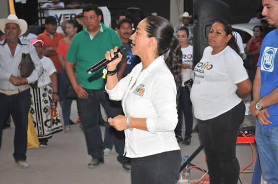 Verónica Castellanos, ante habitantes de Pareo