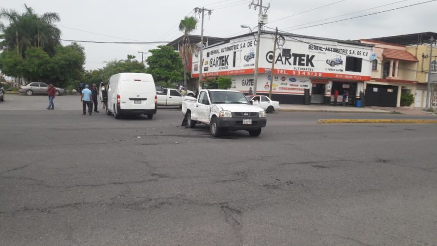 Choque entre dos camionetas