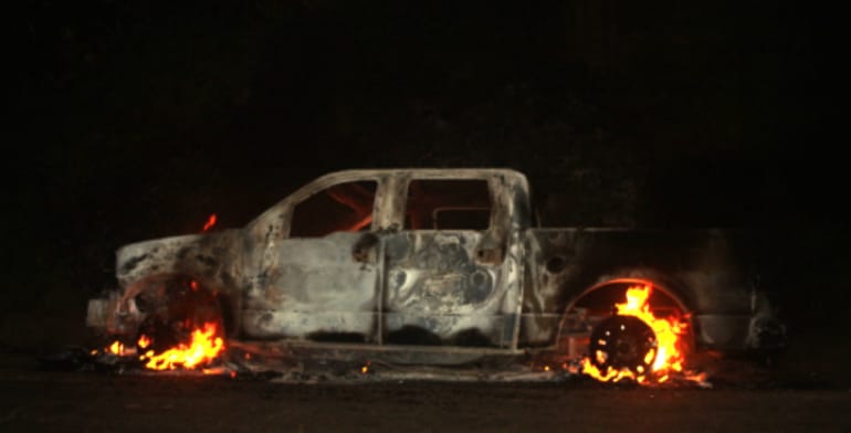 Incendian camioneta y la abandonan en la Uruapan-Lombardía
