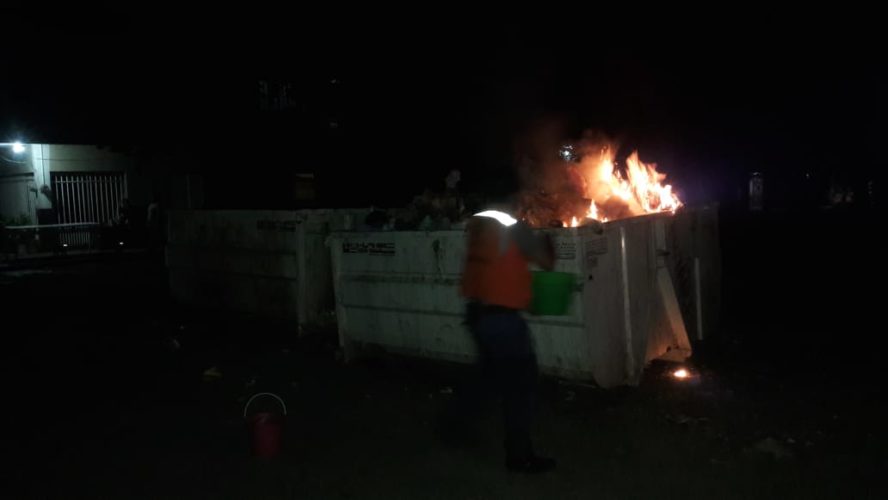 Desconocidos incendian contenedor de basura 
