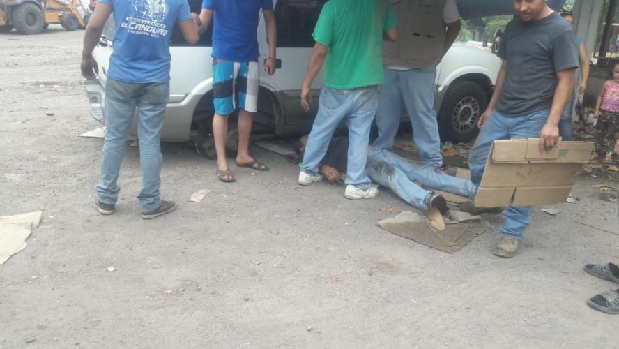 Mecánico queda herido al caerle encima camioneta que reparada 