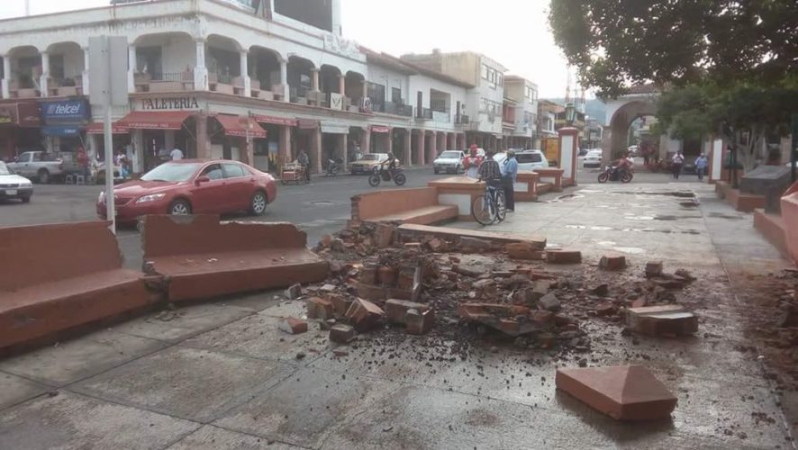 Camioneta derriba banca de cemento en jardín de Apatzingán 
