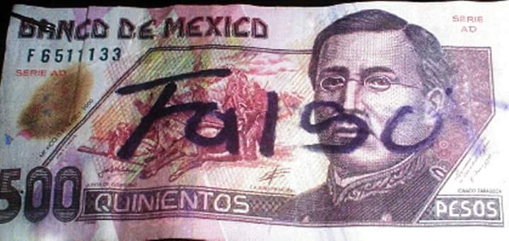 Estafadores pagan con billetes falsos en Apatzingán 