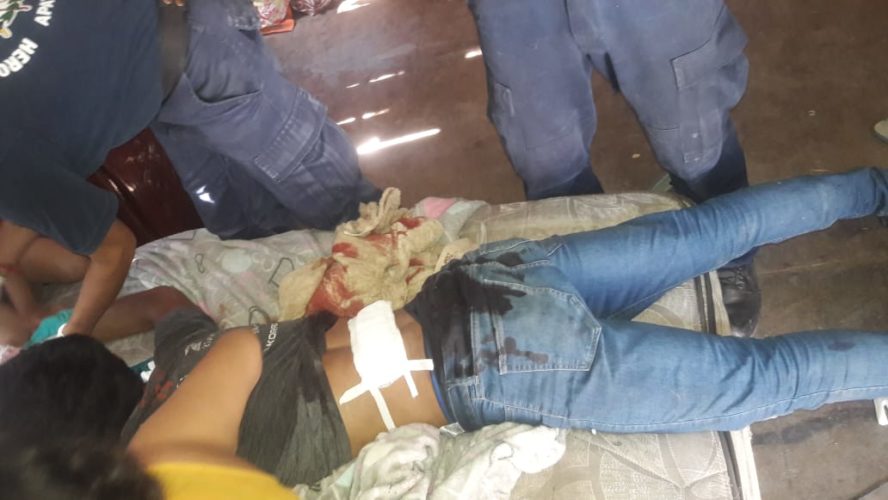 Atacan a navajazos a jovencito en Apatzingán