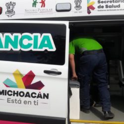 Auto atropella y deja grave a un peatón