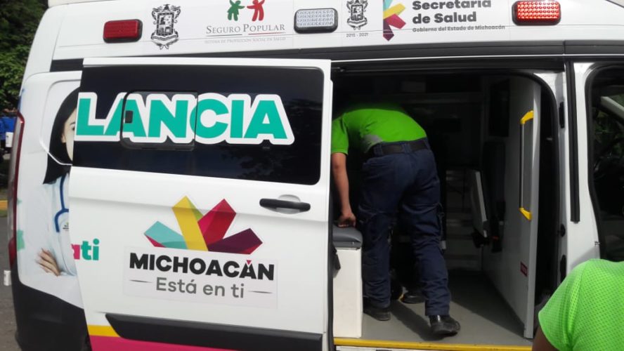 Auto atropella y deja grave a un peatón