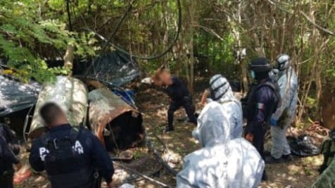 Aseguran laboratorio de drogas, rifles de asalto y detienen a 3