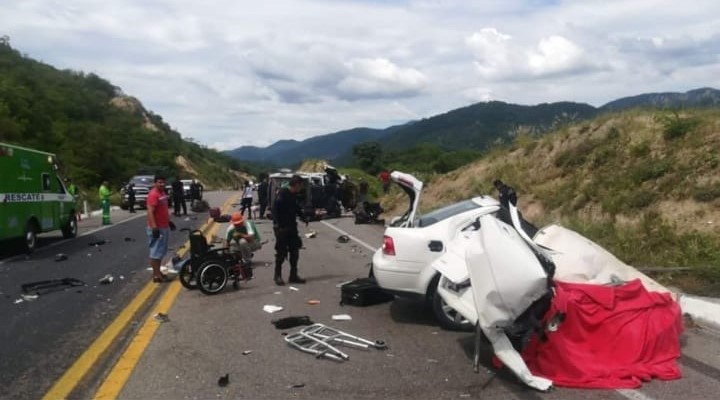 Por lo menos cinco muertos y diez heridos en accidente en la autopista Siglo XXI