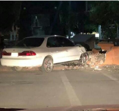 Chocan contra banca del jardín principal