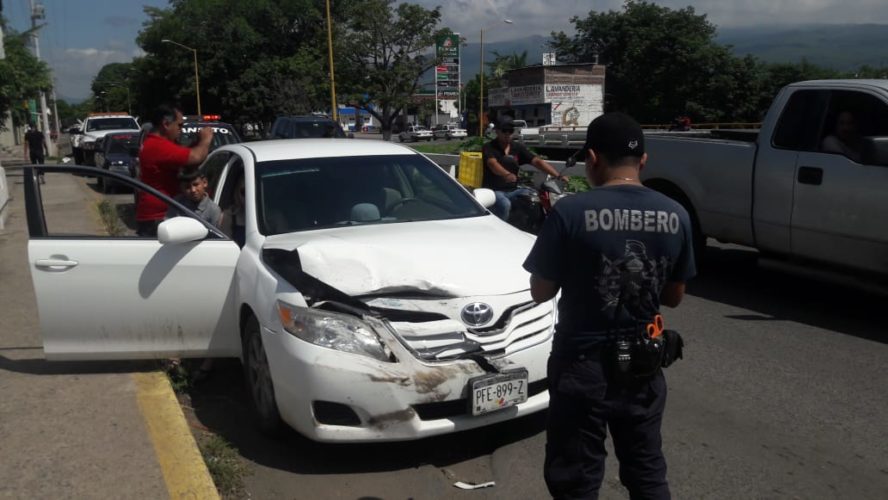 Choque por alcance deja solo daños materiales