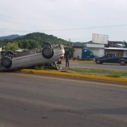 Mujer queda herida en volcadura