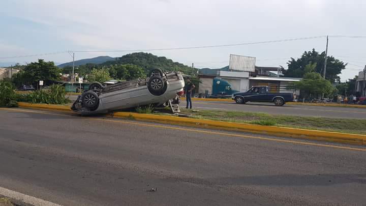 Mujer queda herida en volcadura