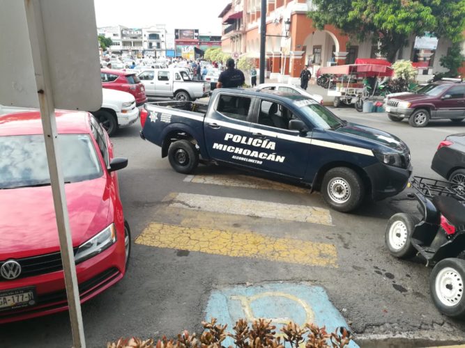 Policía Michoacán estaciona unidad sobre área peatonal