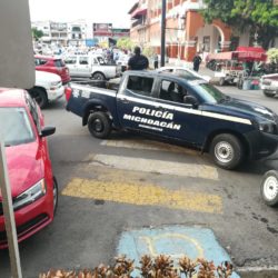 Policía Michoacán estaciona unidad sobre área peatonal