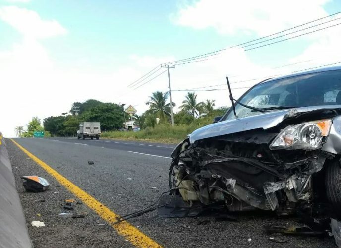 Manejaba distraído; chocó
